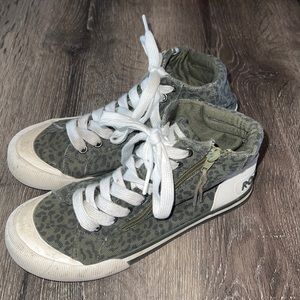 Good used condition rocket dogs high tops !